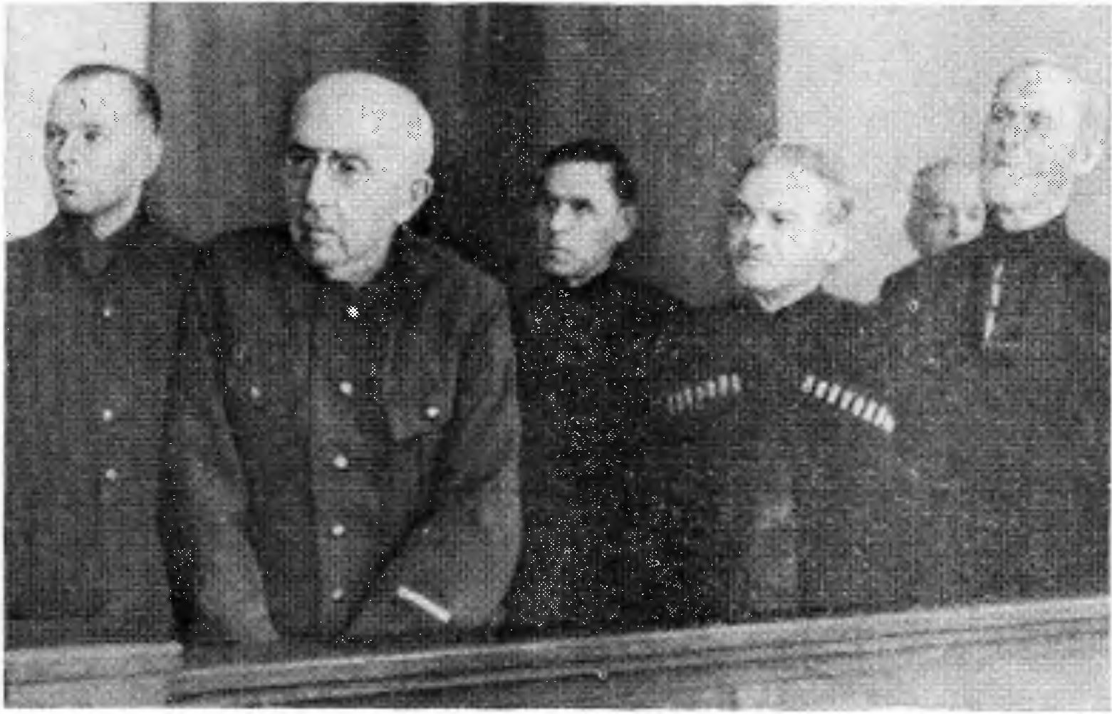 На скамье подсудимых (слева направо): эсэсовец фон Панвиц, ГІ. Краснов, С. Краснов, А. Шкуро, Т. Доманов и Султан-ГирейКлыч